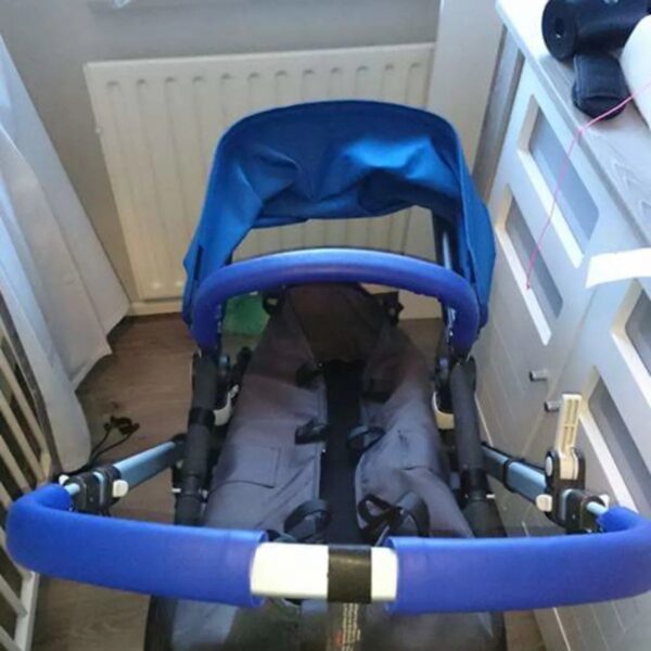 Kundenfoto: Kinderwagen mit blauem Lederbezug für den Bügel von Re-Covers