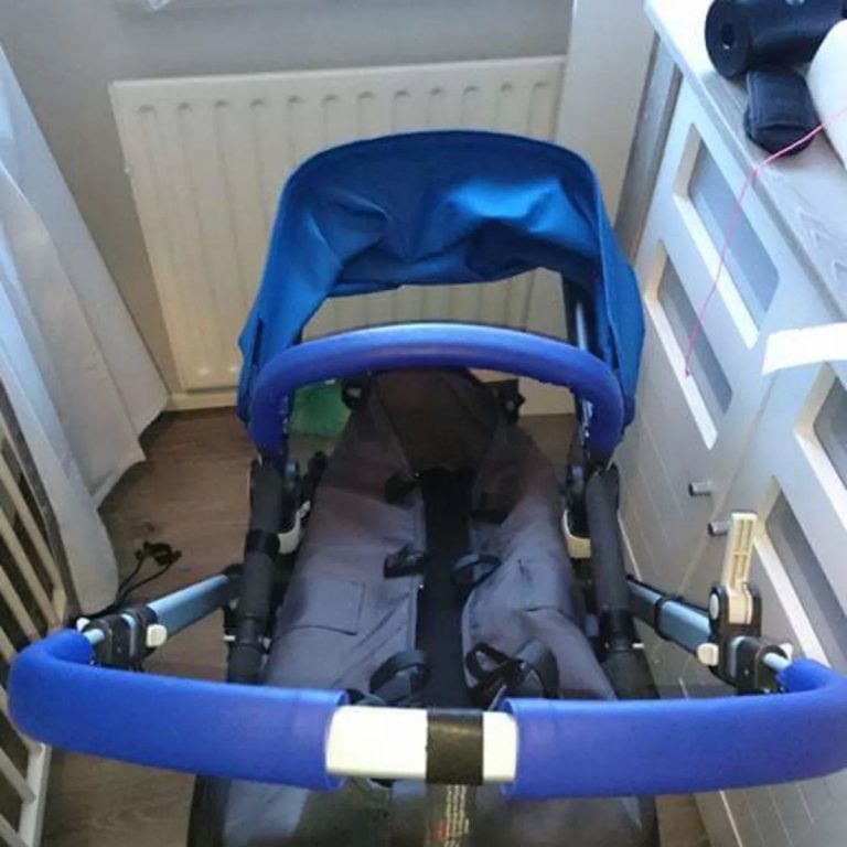 Kundenfoto: Kinderwagen mit blauem Lederbezug für den Bügel von Re-Covers