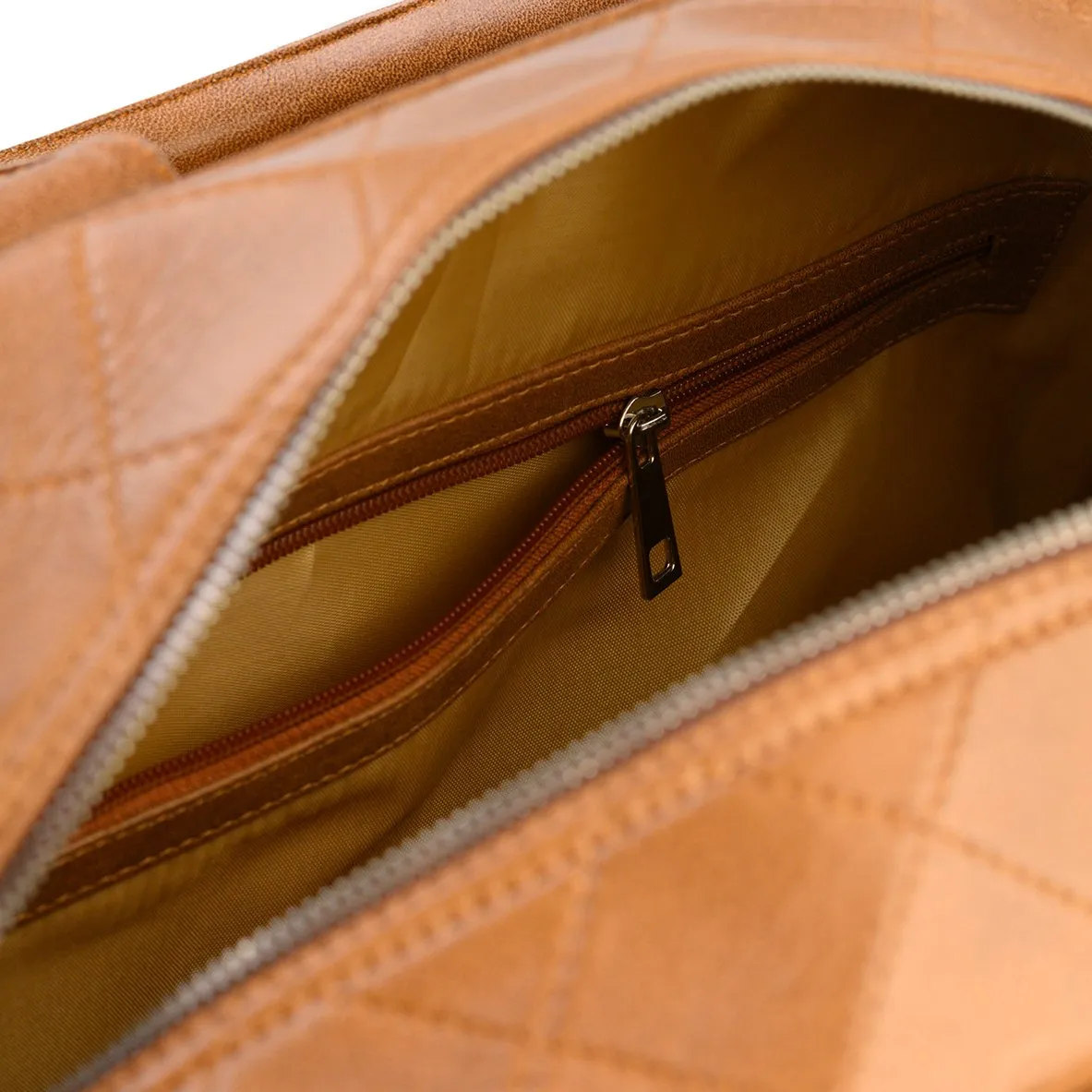 Wickeltasche aus cognacfarbenem Leder – Bild 4