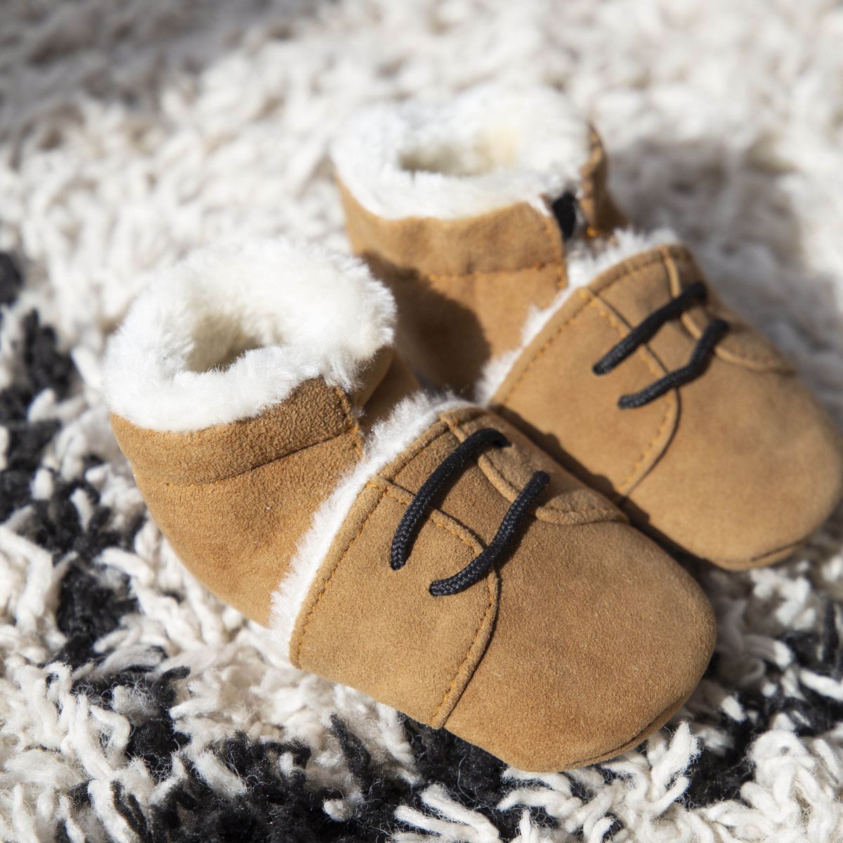 Wildleder-Babyschuhen – Wildleder-Babyschuhe Cognac