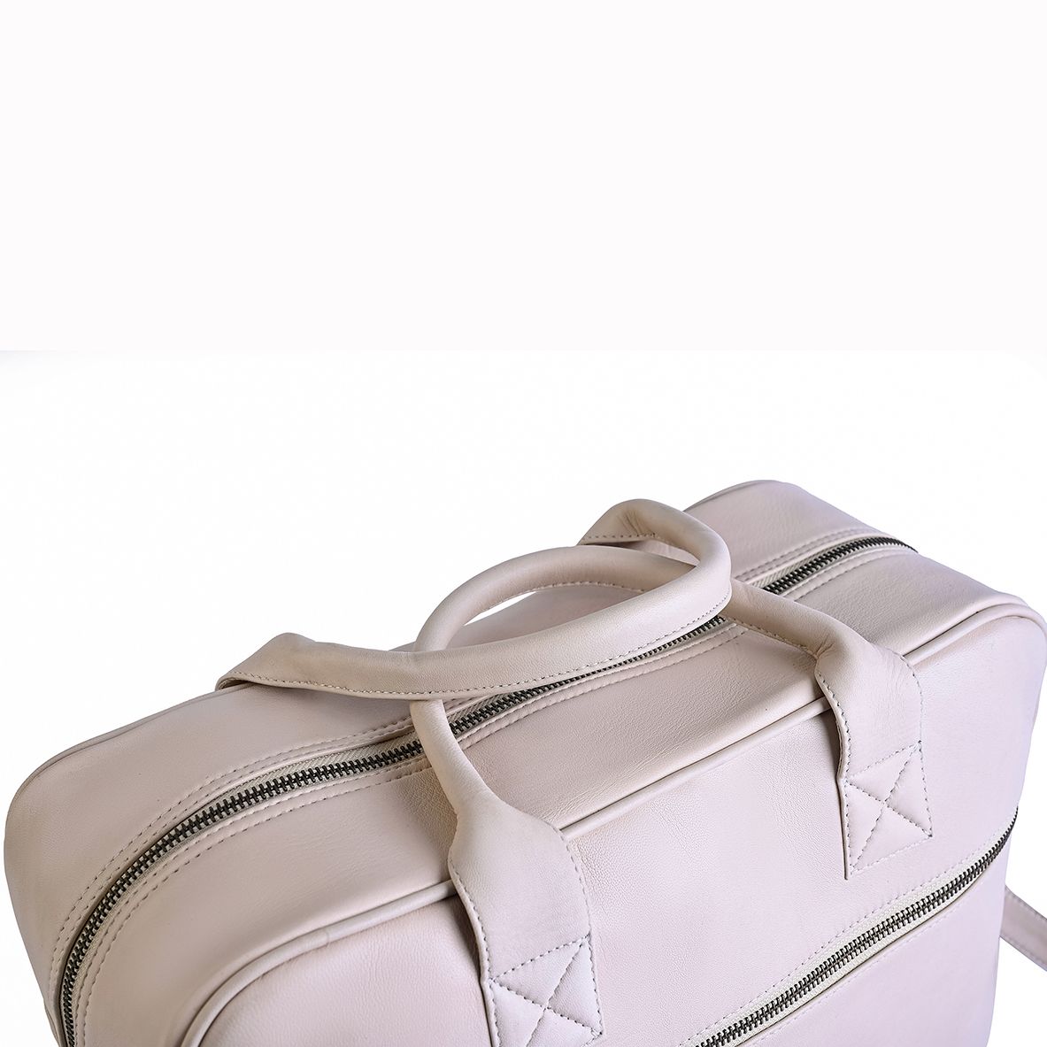 Wickeltasche aus cremefarbenem Leder – Detailansicht